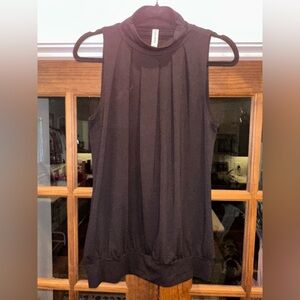 Zenana Outfitters Size Medium Women’s Black Pleated Sleeveless Top‎